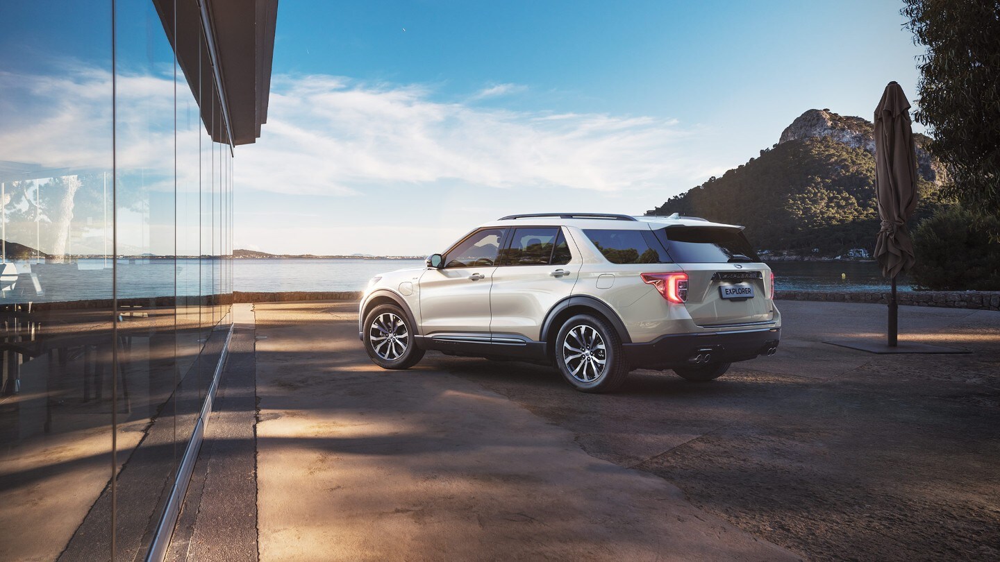 Ford Explorer SUV híbrido na praia