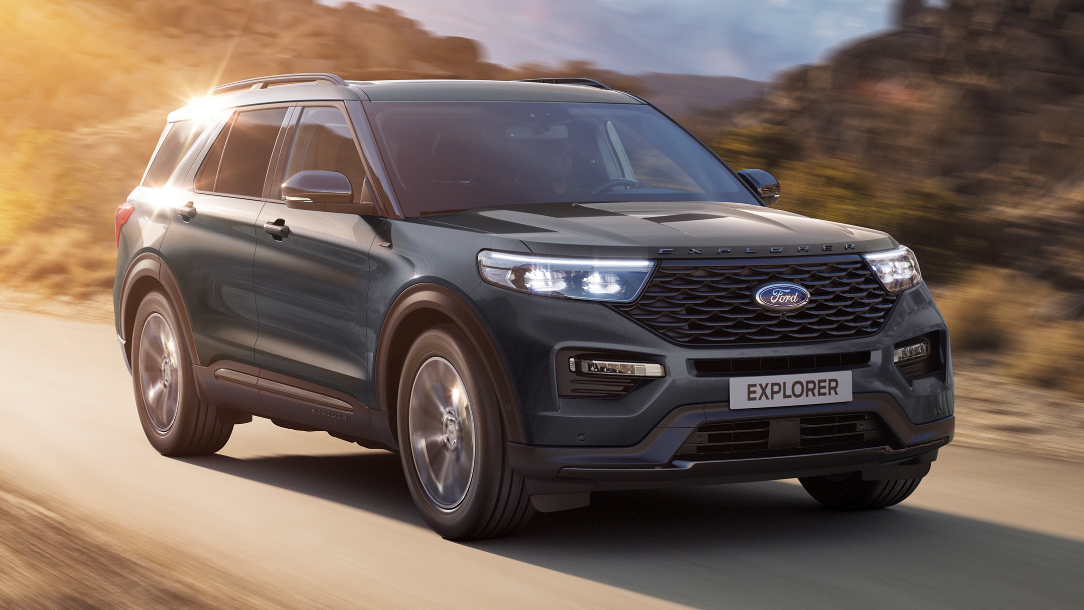 SUV Híbrido Ford Explorer a andar pelo campo