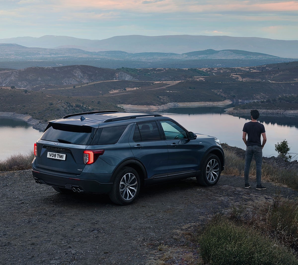 Ford Explorer SUV híbrido vista exterior