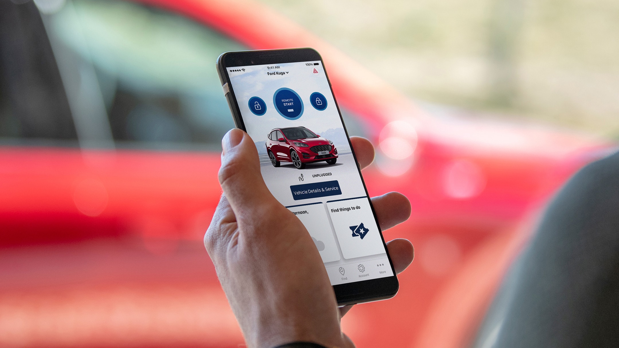 Mão com smartphone com app FordPass