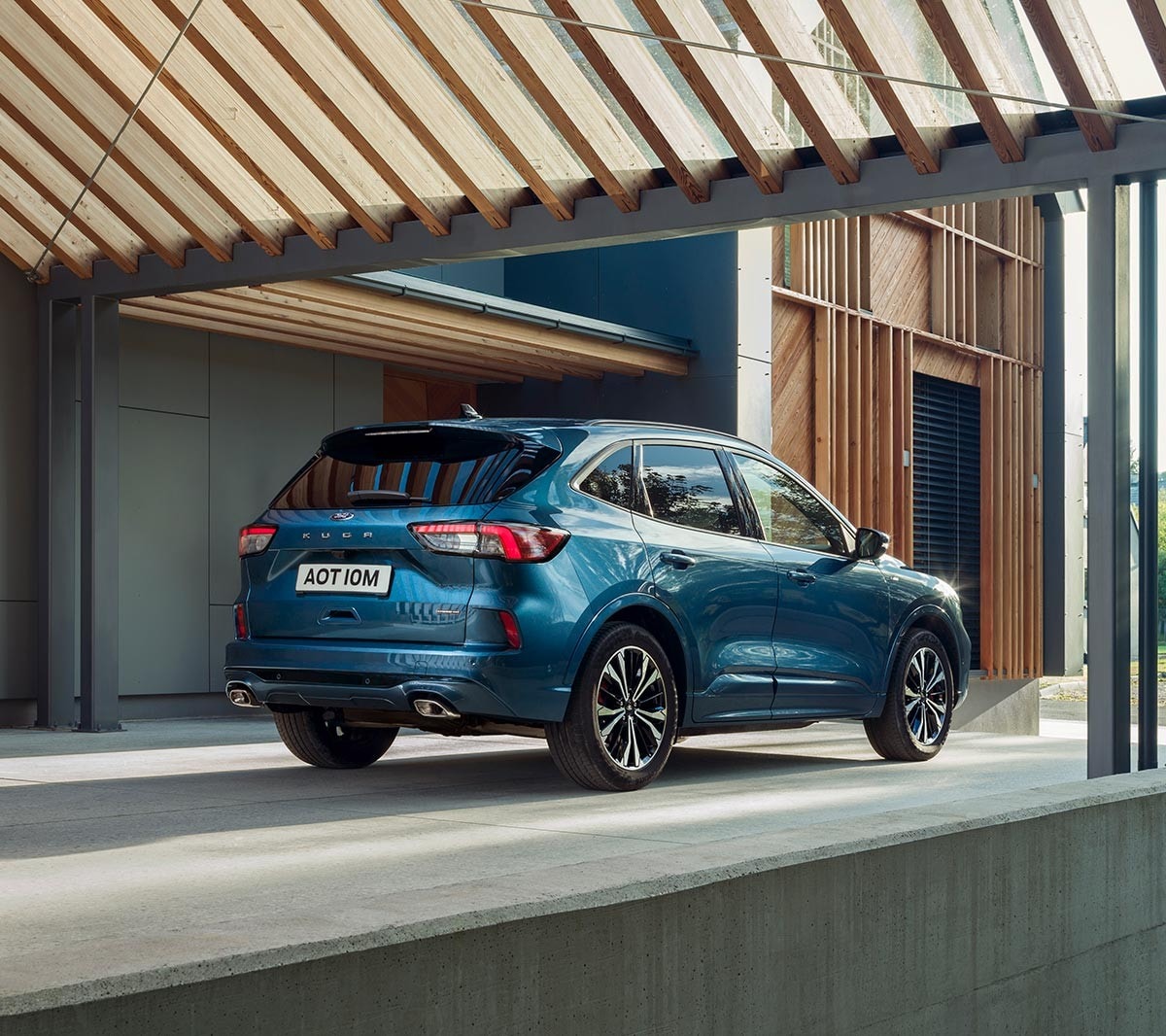 Vista traseira do Ford Kuga SUV azul