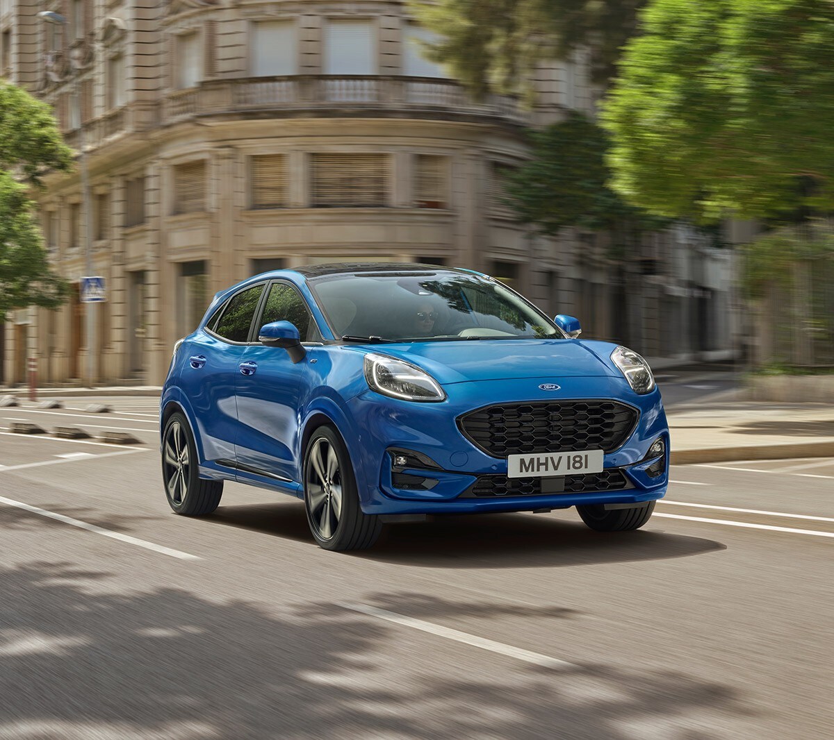 Ford Puma azul a conducir na cidade