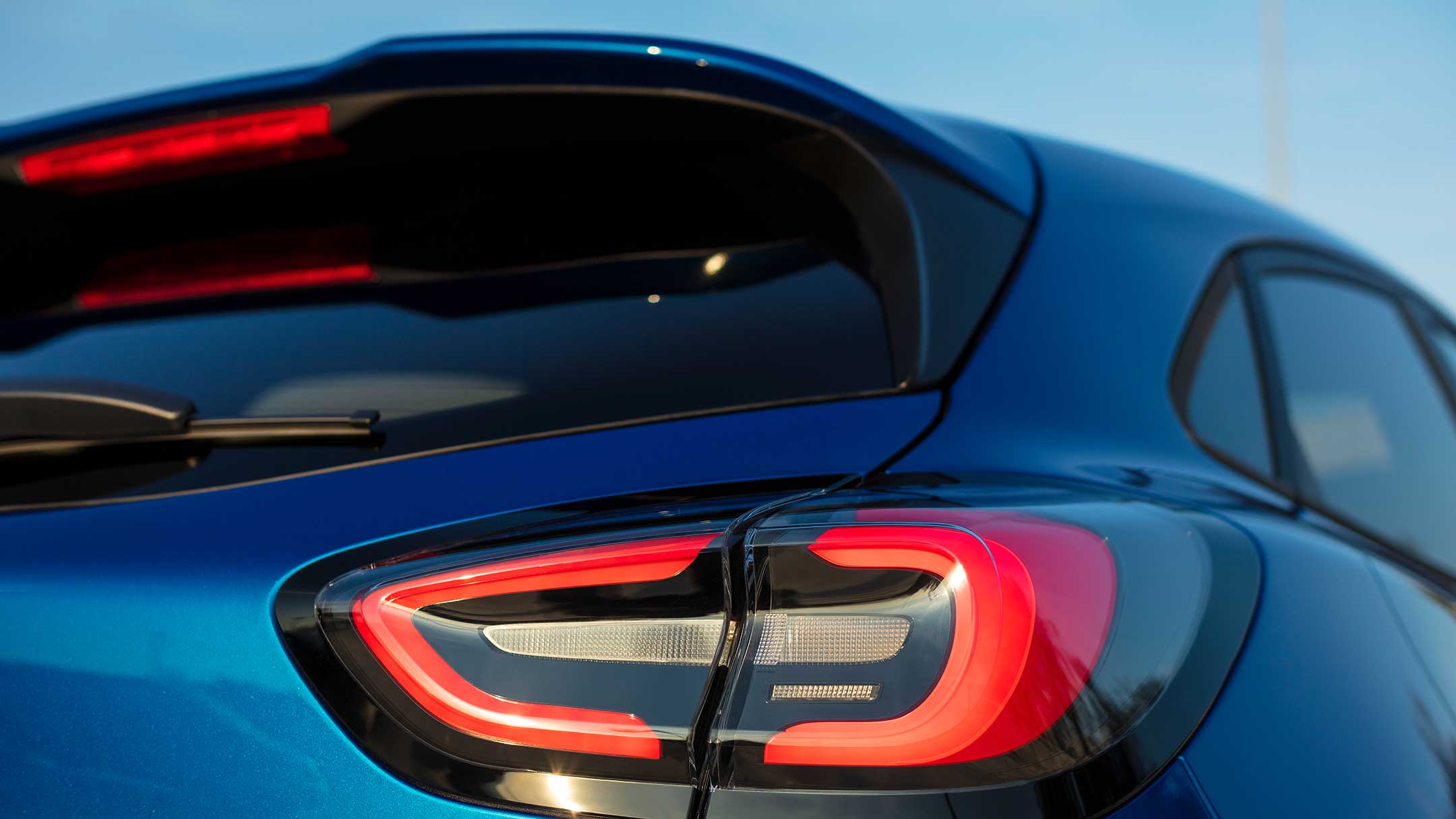 Novo Ford Puma azul  com aproximação da imagem nos faróis traseiros