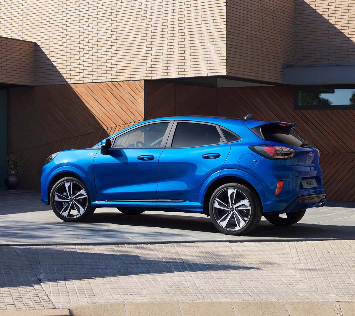 Ford Puma azul a estacionado à frente de uma casa