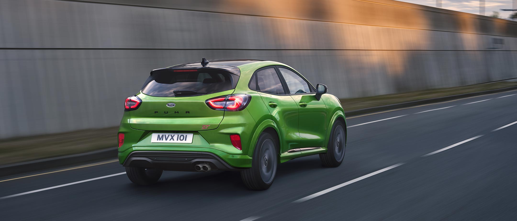 Vista traseira da condução do SUV desportivo Ford Puma ST verde
