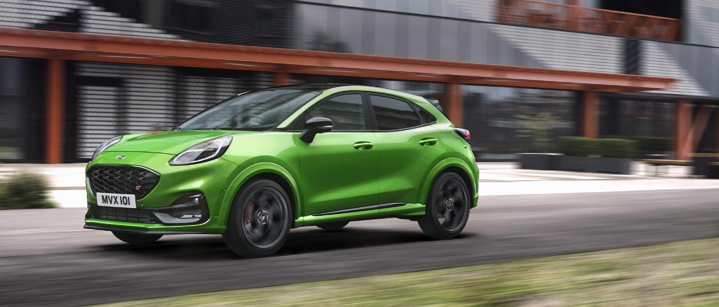 Condução do SUV desportivo Ford Puma ST verde