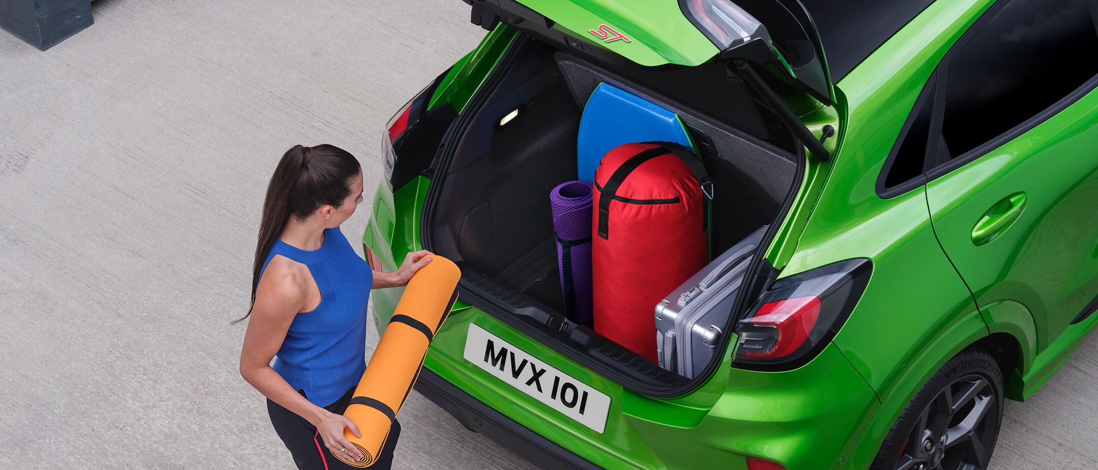 Close up do porta bagagens do SUV desportivo Ford Puma ST