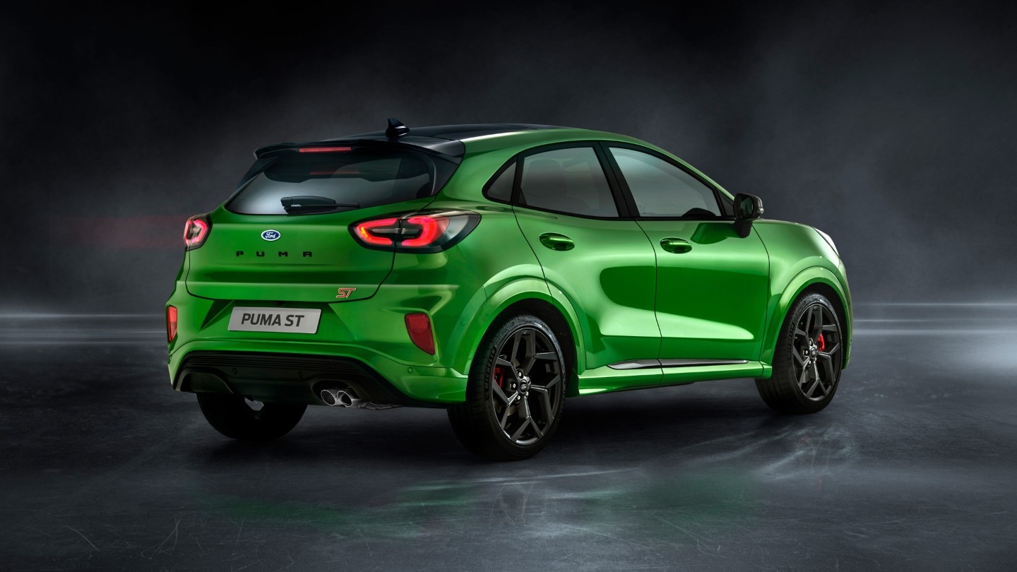 Vista traseira do SUV desportivo Ford Puma ST verde