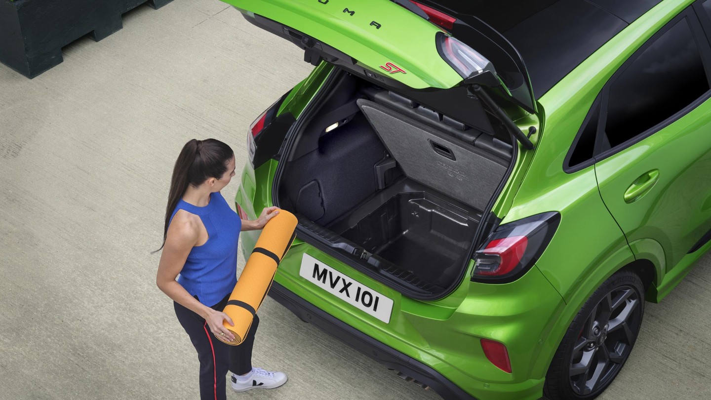 Close up do porta bagagens do SUV desportivo Ford Puma ST