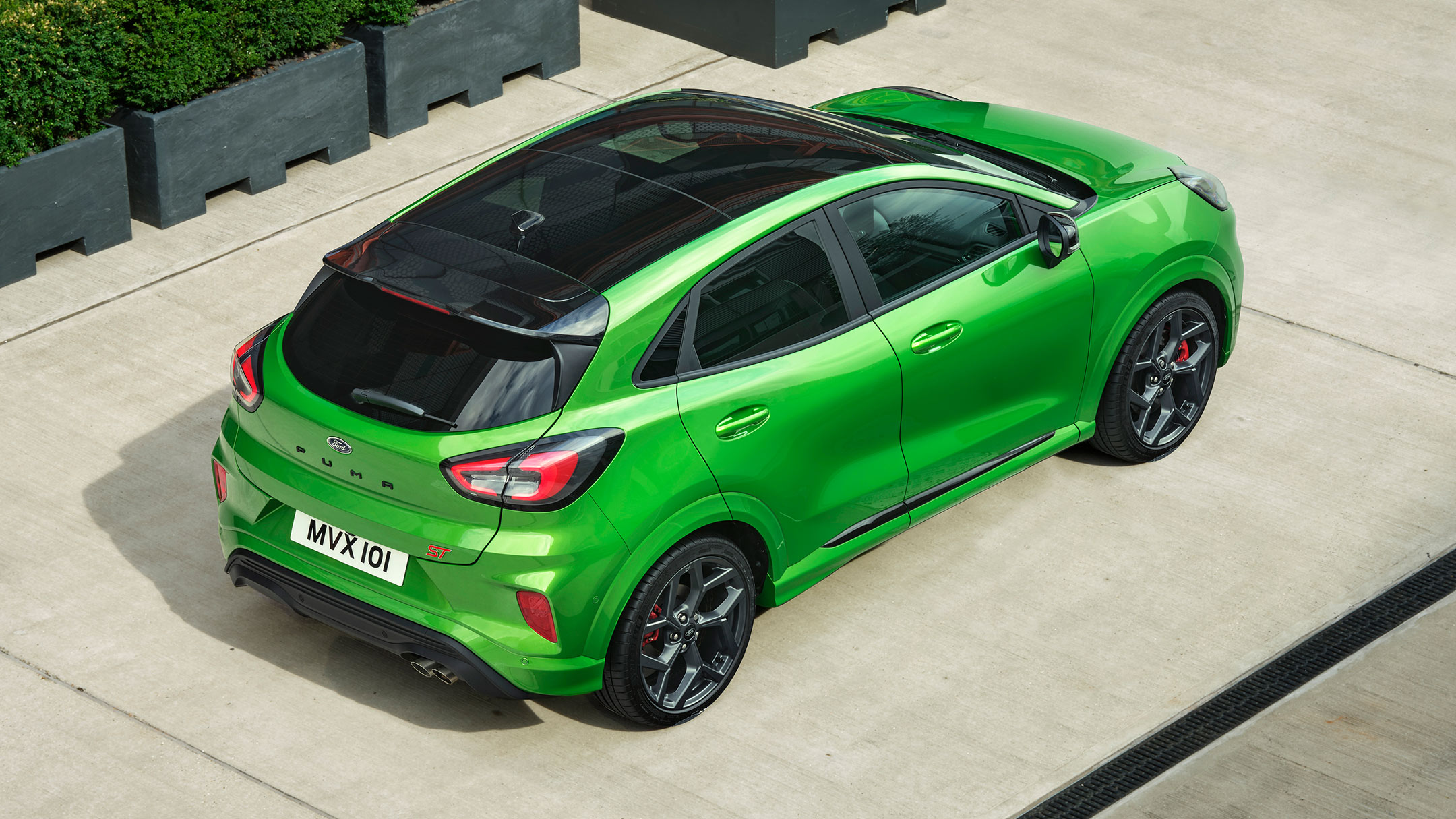 Vista traseira de cima do SUV desportivo Ford Puma ST verde
