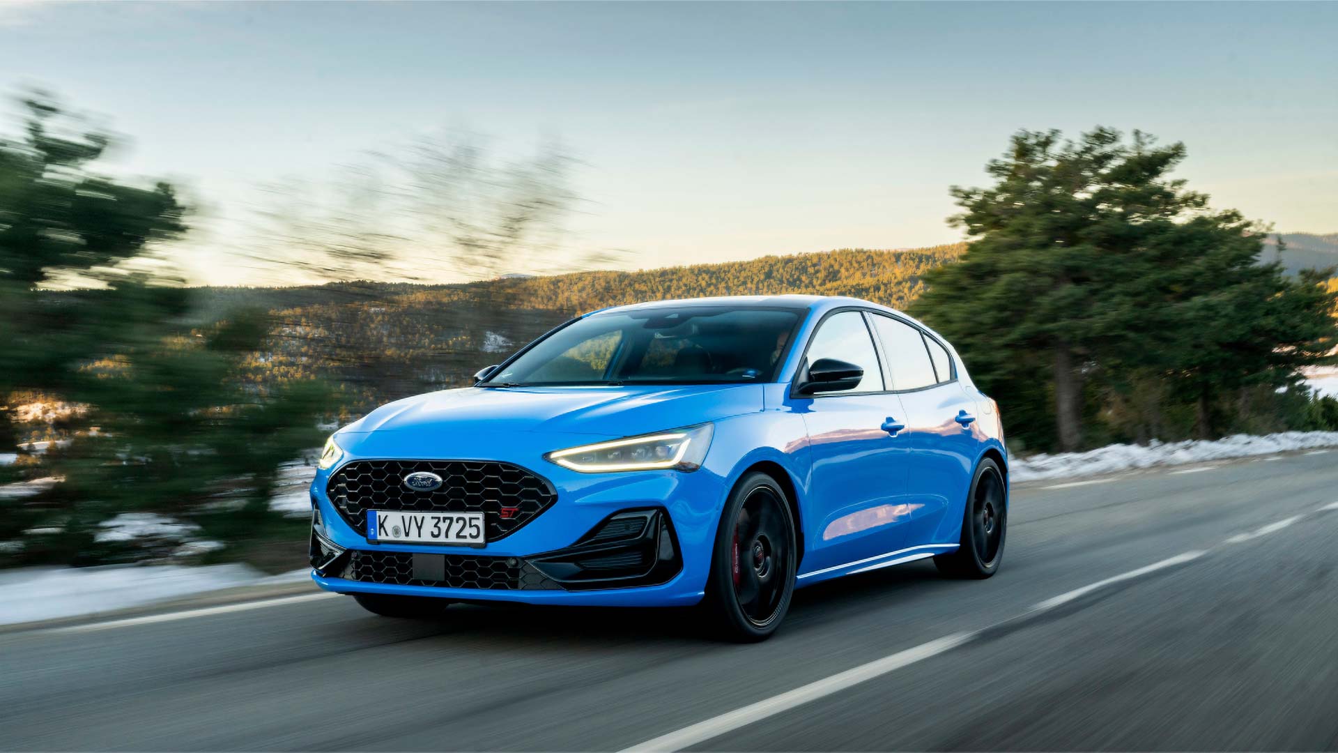 Vista da dianteira de um Ford Focus ST azul