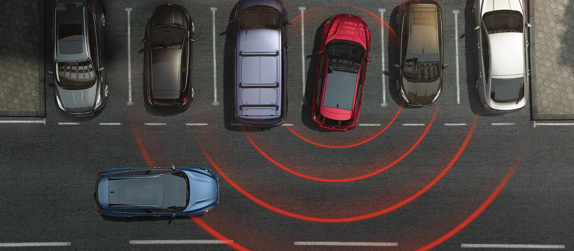 Um gráfico de cima para baixo mostrando uma fileira de vagas de estacionamento. Linhas de radar mostram um alerta no Ford Focus vermelho em marcha-atrás, mostrando um perigo próximo.