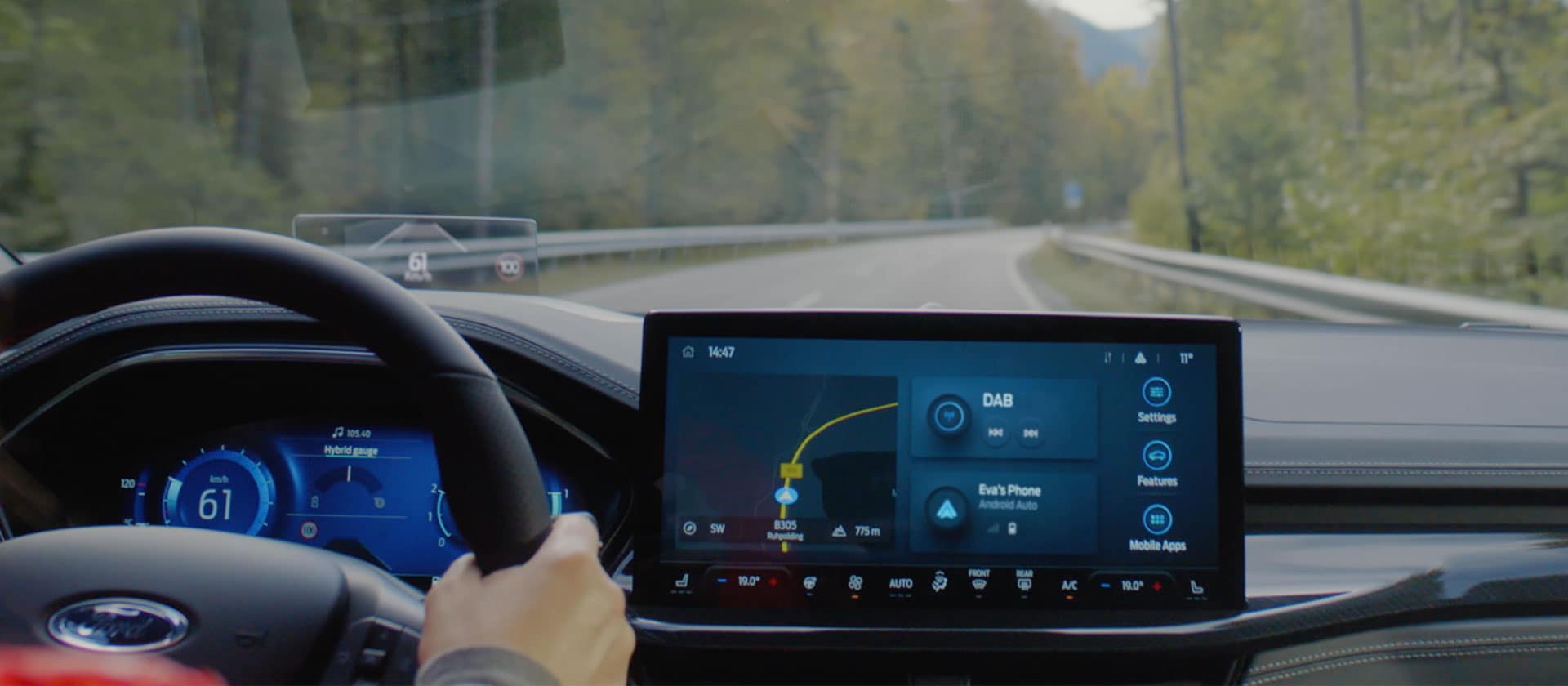 O painel de instrumentos Ford Focus com o ecrã tátil de infoentretenimento SYNC® 4 de 13,2" mostra navegação e rádio.