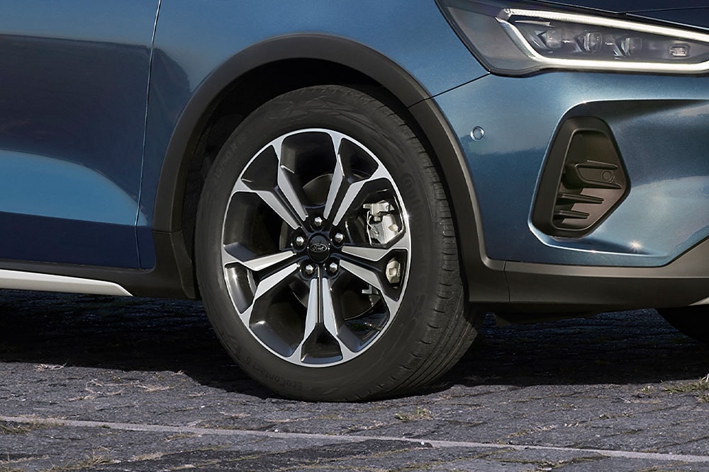 Um close-up das jantes de liga leve do Ford Focus com um acabamento cinzento escuro e prateado.