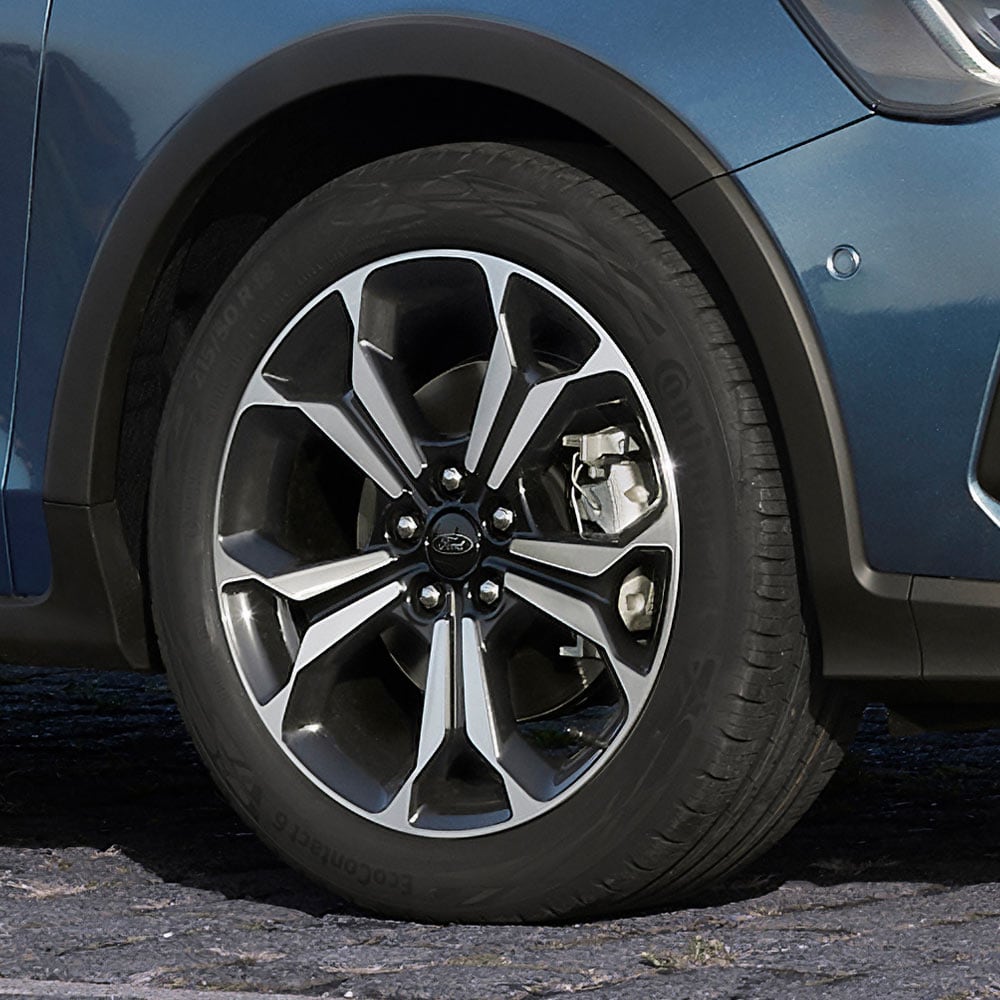 Um close-up das rodas de liga leve do Ford Focus Ative com acabamento cinza escuro e prata.
