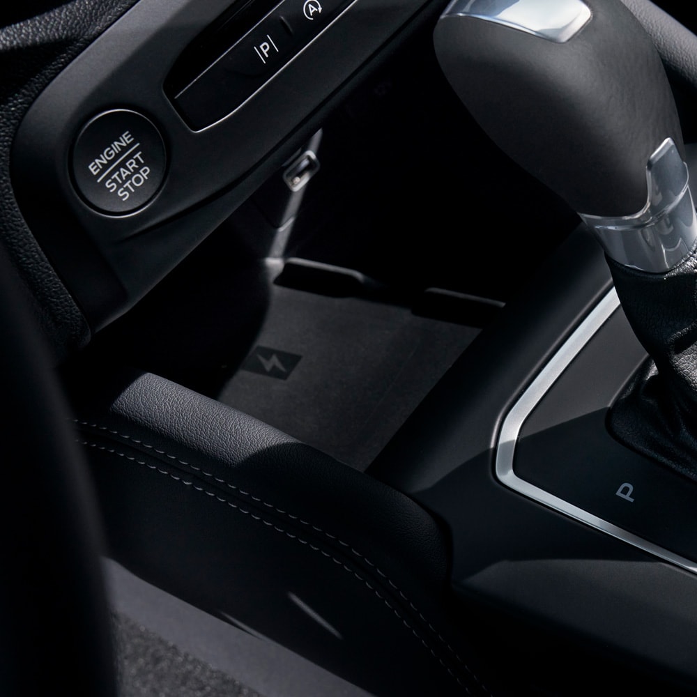 Um close-up de um interior Ford Focus mostrando o carregador de telefone sem fio atrás do seletor de marchas.