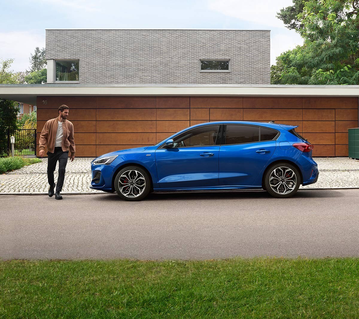 Novo Focus estacionado em uma casa