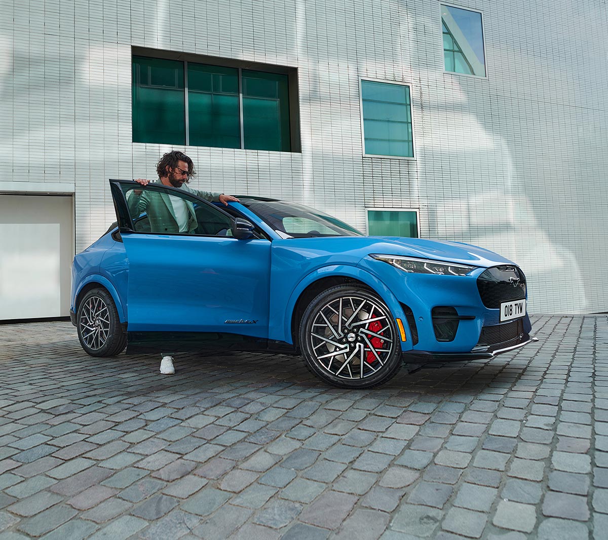 Mach-E GT estacionado em azul