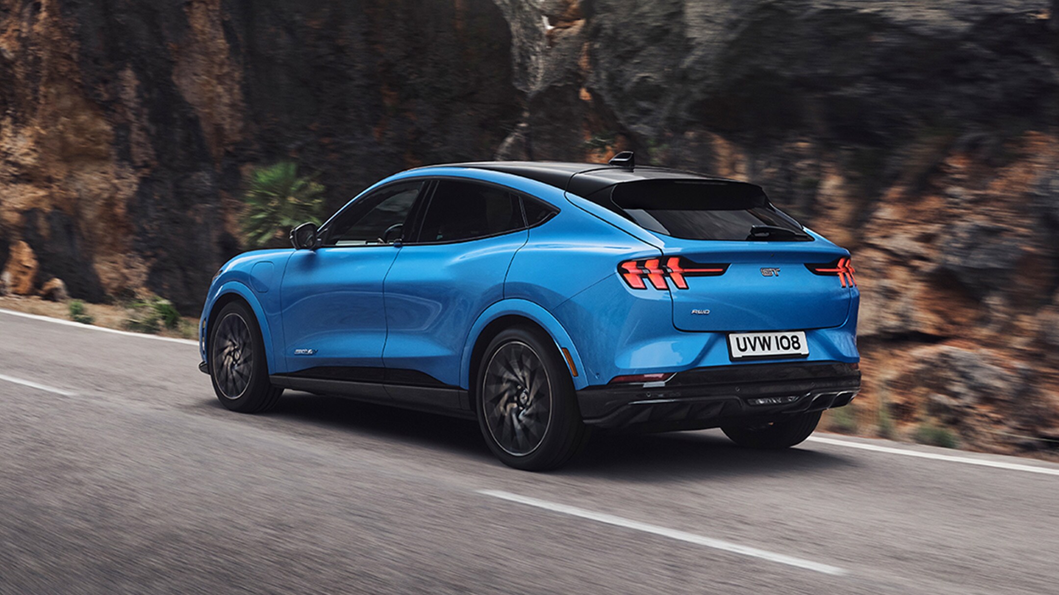 Mach-E GT em azul para a estrada
