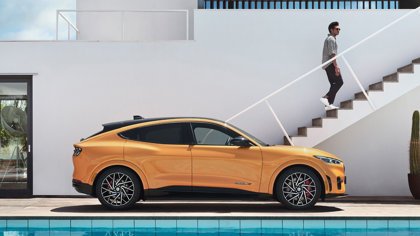Ford Mustang Mach-E SUV elétrico estacionado na garagem