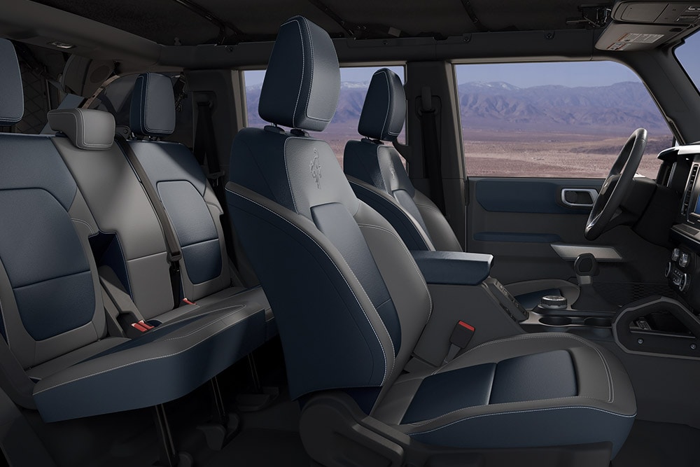 Vista do interior com os bancos com aquecimento elétrico e revestimento em pele do novo Ford Bronco.