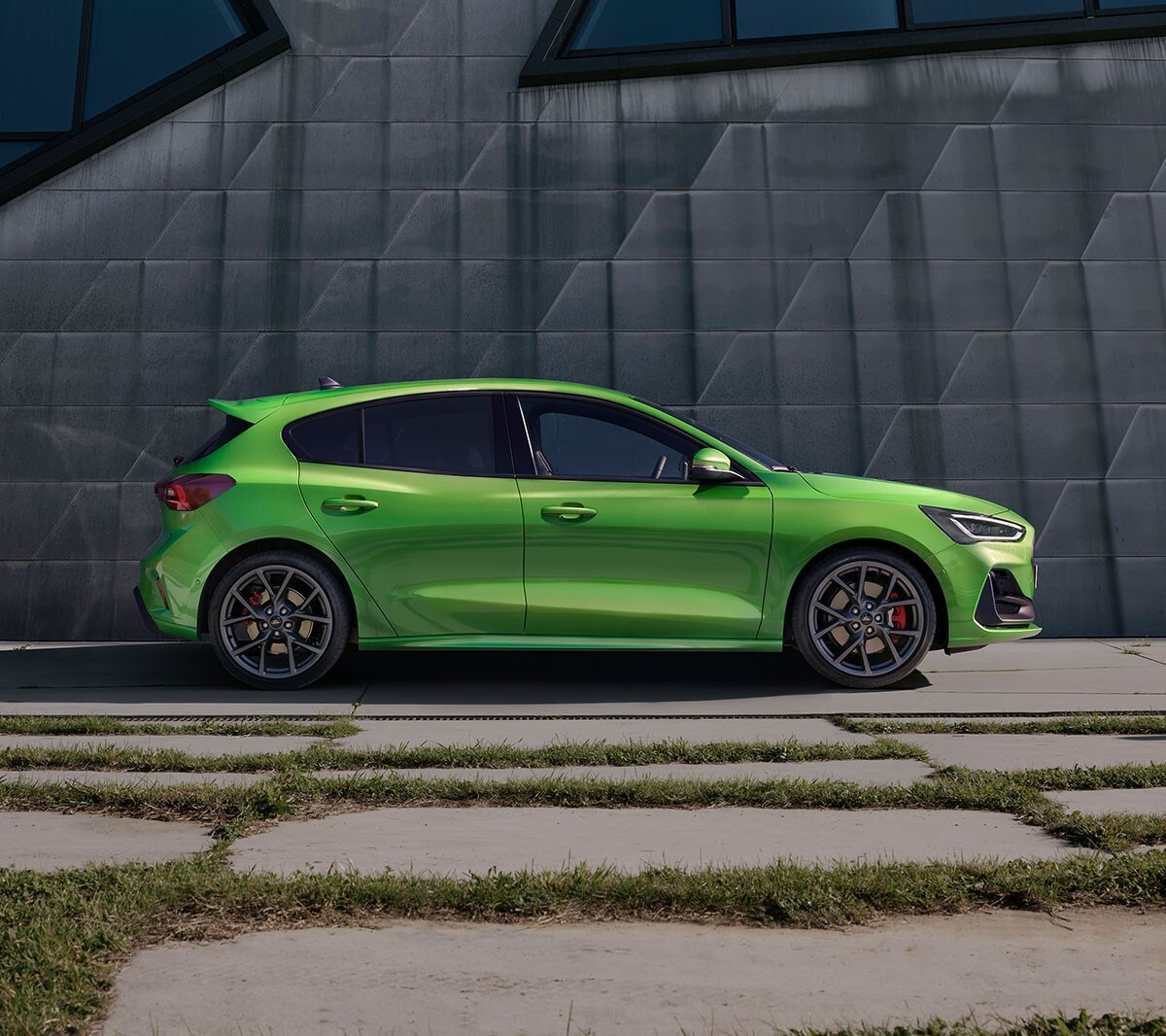 Focus ST estacionado na cidade, em cor verde