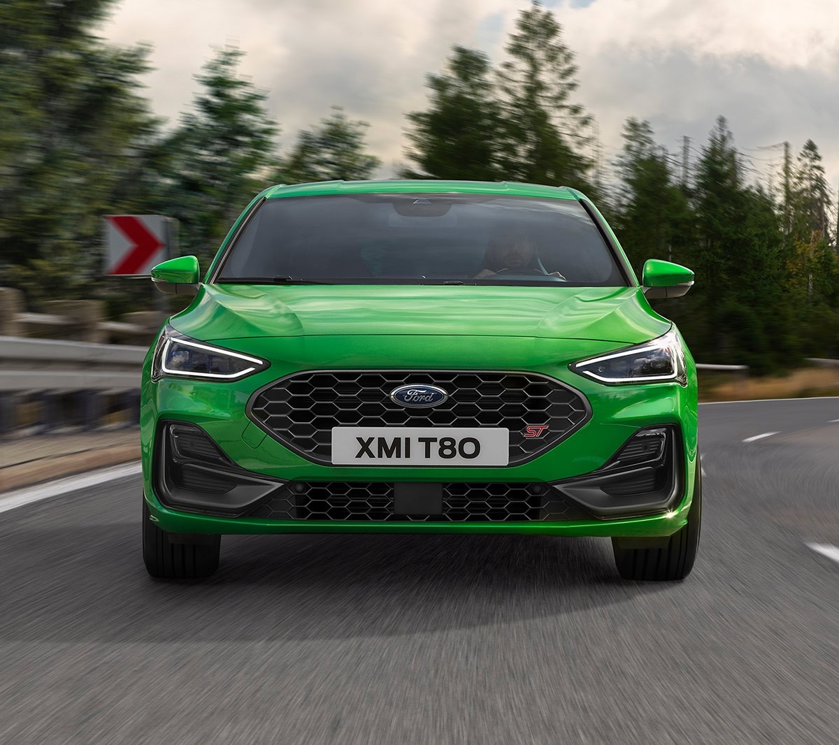 Vista frontal do Focus ST em cor verde