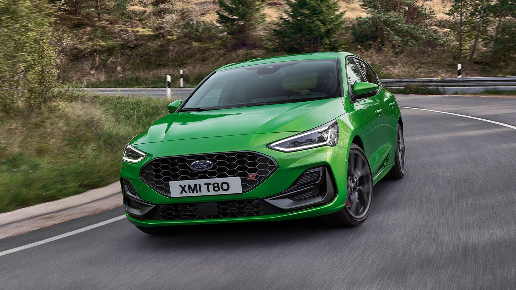 Focus ST em verde a conduzir na estrada