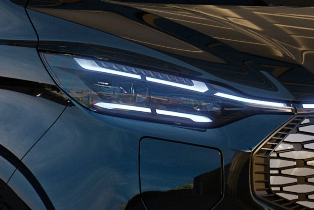 Grande plano do conjunto de faróis LED ligados do Ford Tourneo Custom.