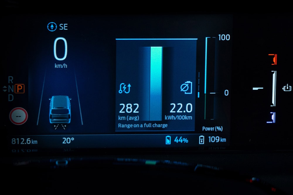 Painel de instrumentos digital do Ford Tourneo Custom a apresentar informações, incluindo velocidade, potência e autonomia.