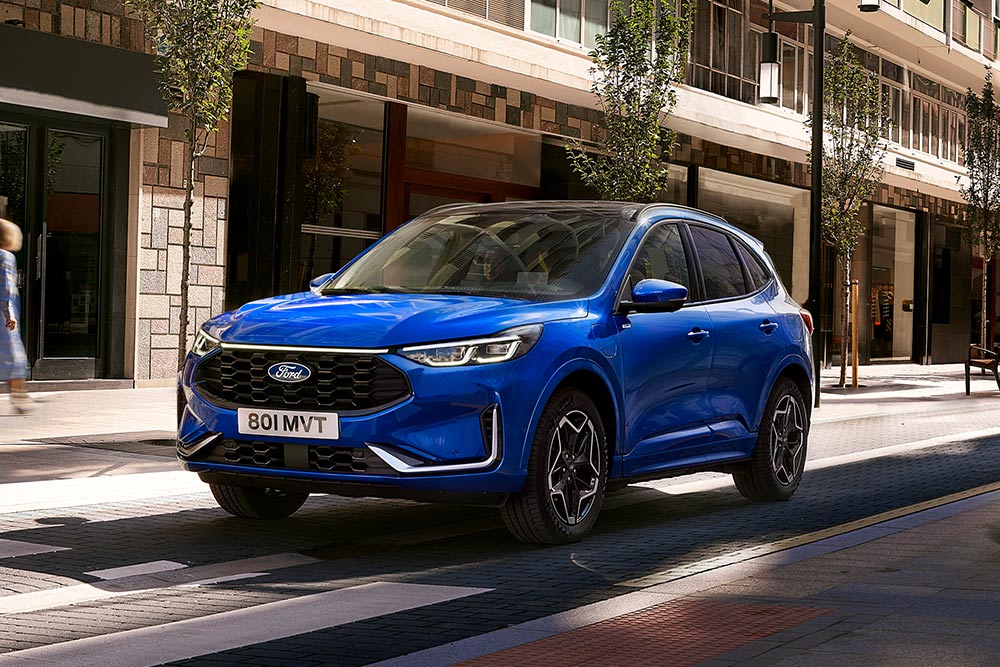 Ford Kuga en color azul circulando por la ciudad