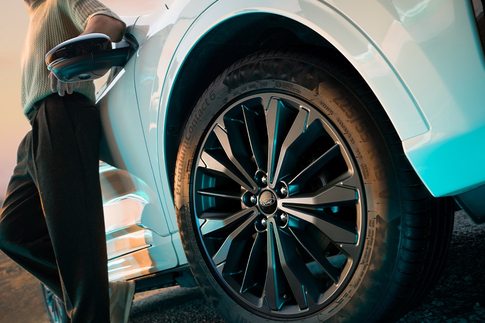 Grande plano da jante de liga leve de 19" cinzenta do Ford Kuga Sound Edition.