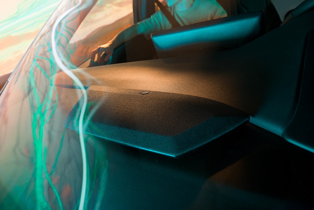 Grande plano da coluna do sistema de som B&O premium no interior do Ford Kuga Sound Edition.