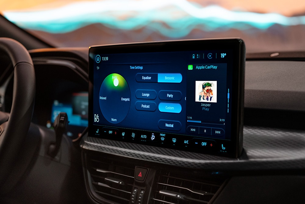 Grande plano do sistema de infoentretenimento com grande ecrã tátil mostrando B&O Beosonic no Ford Puma Gen-E Sound Edition.