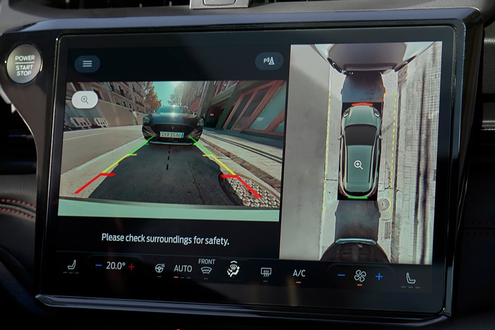 Grande plano da câmara de 360° que demonstra os apoios ao estacionamento no novo Ford Puma Gen-E® elétrico.