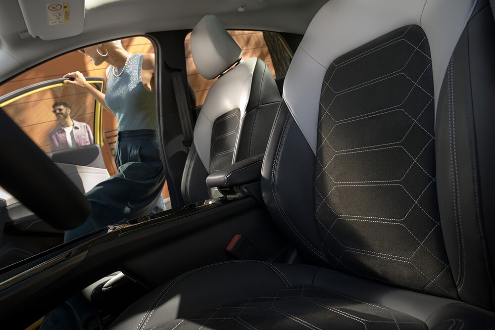 Grande plano dos bancos ergonómicos pretos e cinzentos no interior do Ford Puma Gen-E® elétrico.
