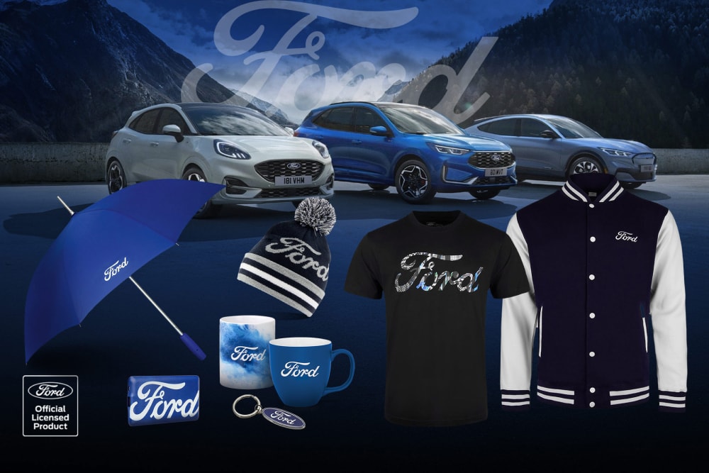 Coleção de produtos Ford com vários veículos Ford como pano de fundo, incluindo guarda-chuvas, canecas e peças de vestuário com a marca Ford.