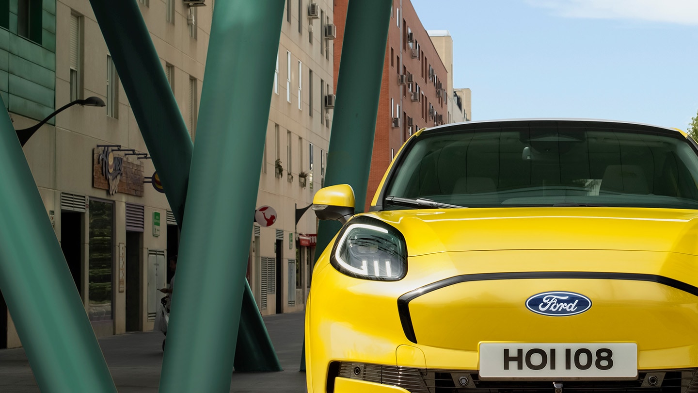 Grande plano da frente do novo Ford Puma Gen-E® em amarelo.