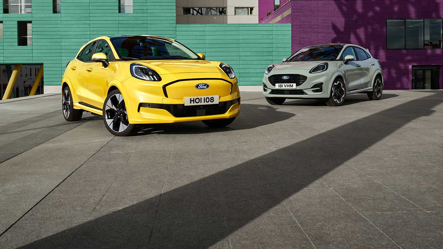 Um Ford Puma Gen-E® elétrico amarelo estacionado ao lado de um Ford Puma® EcoBoost® a gasolina cinzento. 
