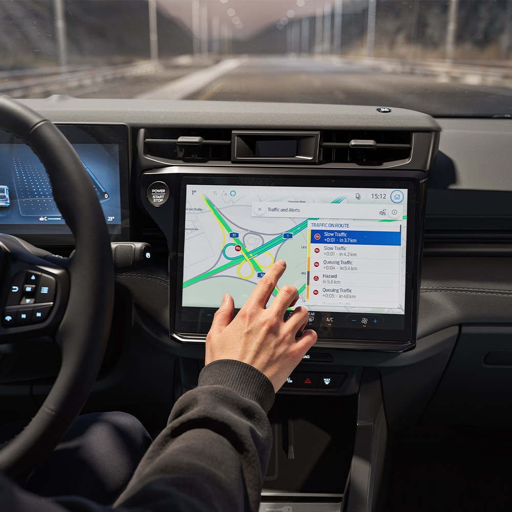 Um condutor a utilizar a funcionalidade de Navegação Conectada no ecrã digital de um Ford Puma Gen-E BlueCruise Edition.