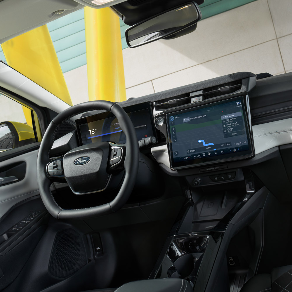 O interior do novo Ford Puma Gen-E® a mostrar um grande ecrã tátil e um sistema de navegação por satélite ligado à nuvem.