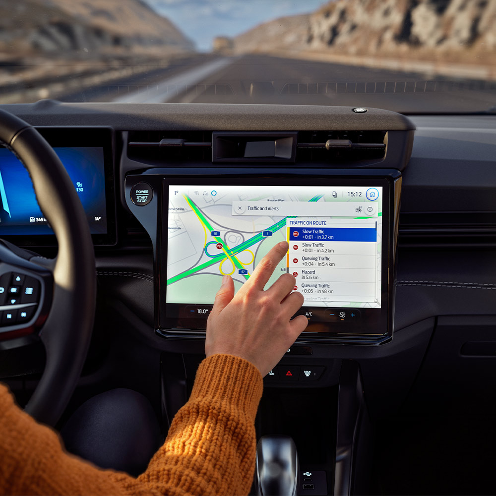 Um condutor a utilizar a funcionalidade de Navegação Conectada no ecrã digital de um Ford Puma BlueCruise Edition.