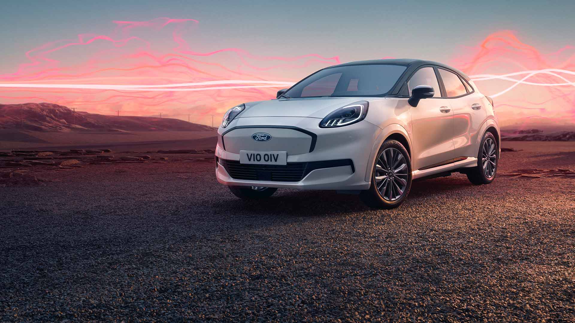 Modelo Ford Puma Gen-E Sound Edition em branco, estacionado com ondas de som gráficas vermelhas em segundo plano.