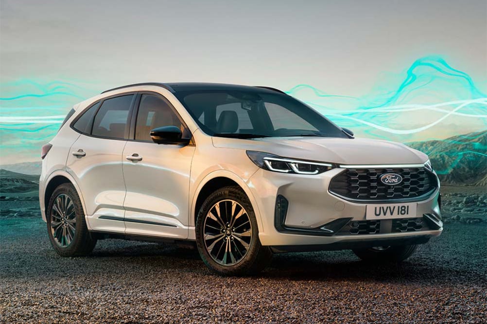 Modelo Ford Kuga Sound Edition em branco, estacionado com ondas de som gráficas verdes em segundo plano.