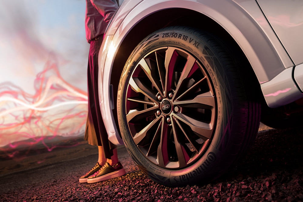 Grande plano da jante de liga leve de 18" cinzenta do Ford Puma Gen-E Sound Edition.