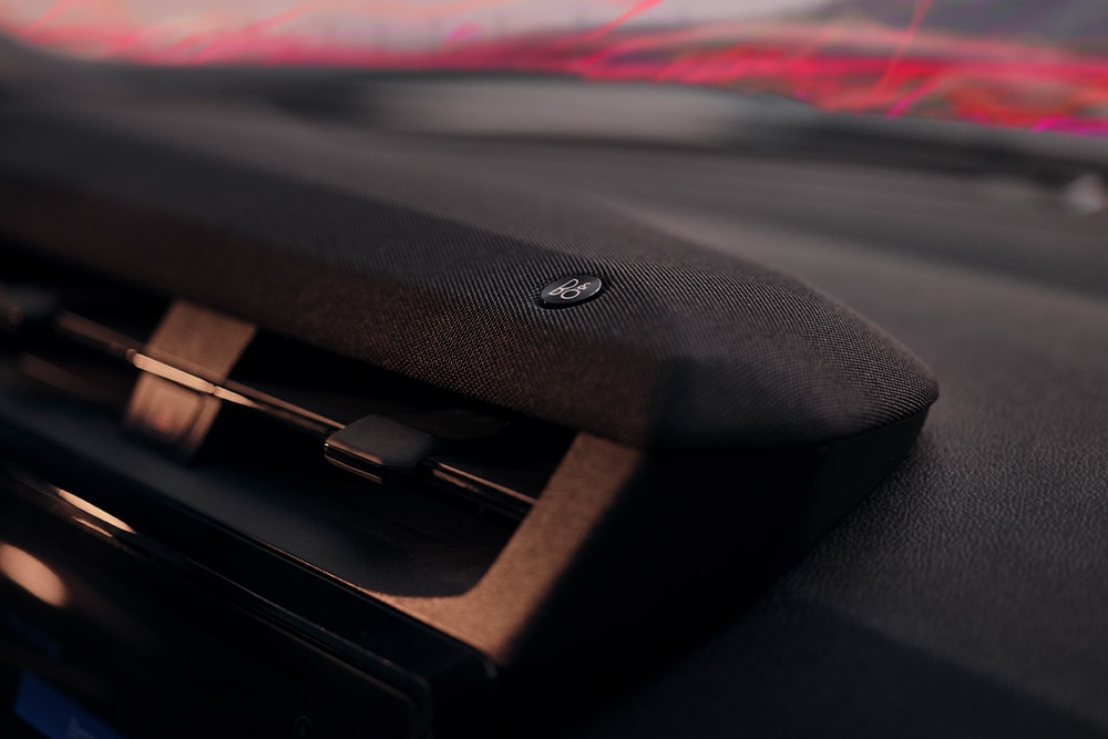 Grande plano da coluna e do logótipo do sistema de som B&O premium no interior do Ford Puma Gen-E Sound Edition.