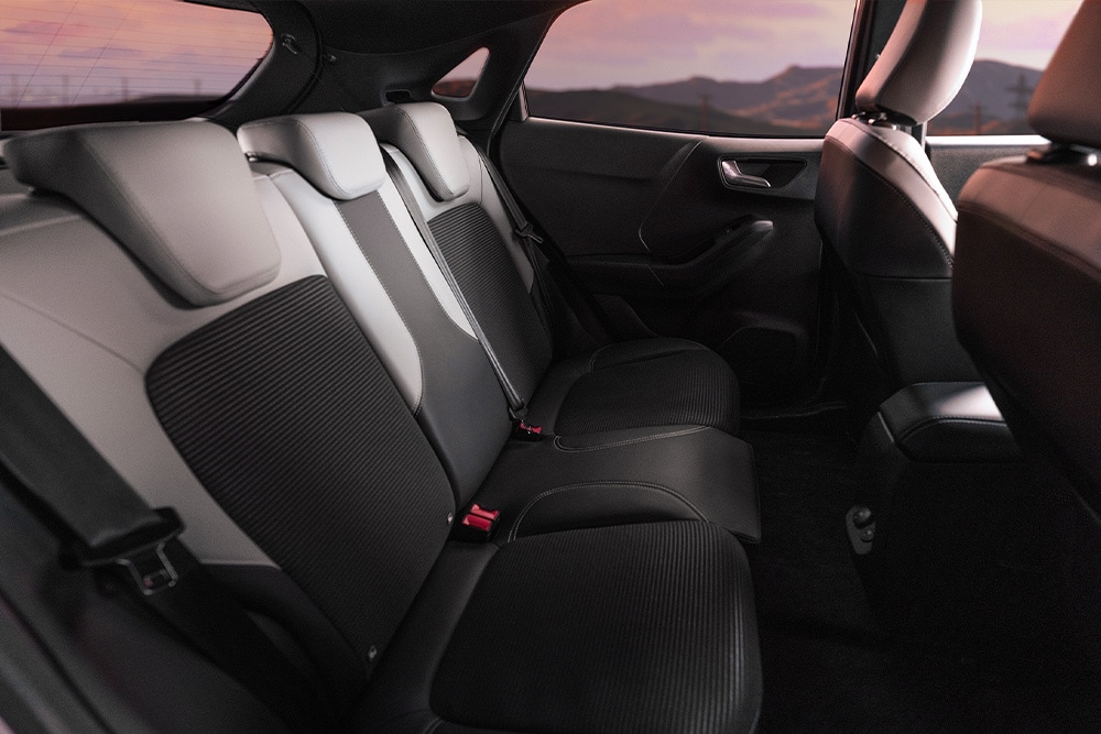 Grande plano dos bancos traseiros do Ford Puma Gen-E Sound Edition com tecidos exclusivos.