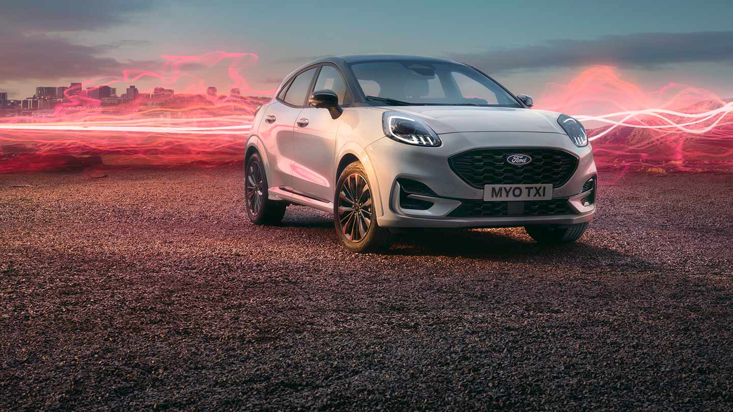 Modelo Ford Puma Sound Edition em branco, estacionado com ondas de som gráficas vermelhas em segundo plano.