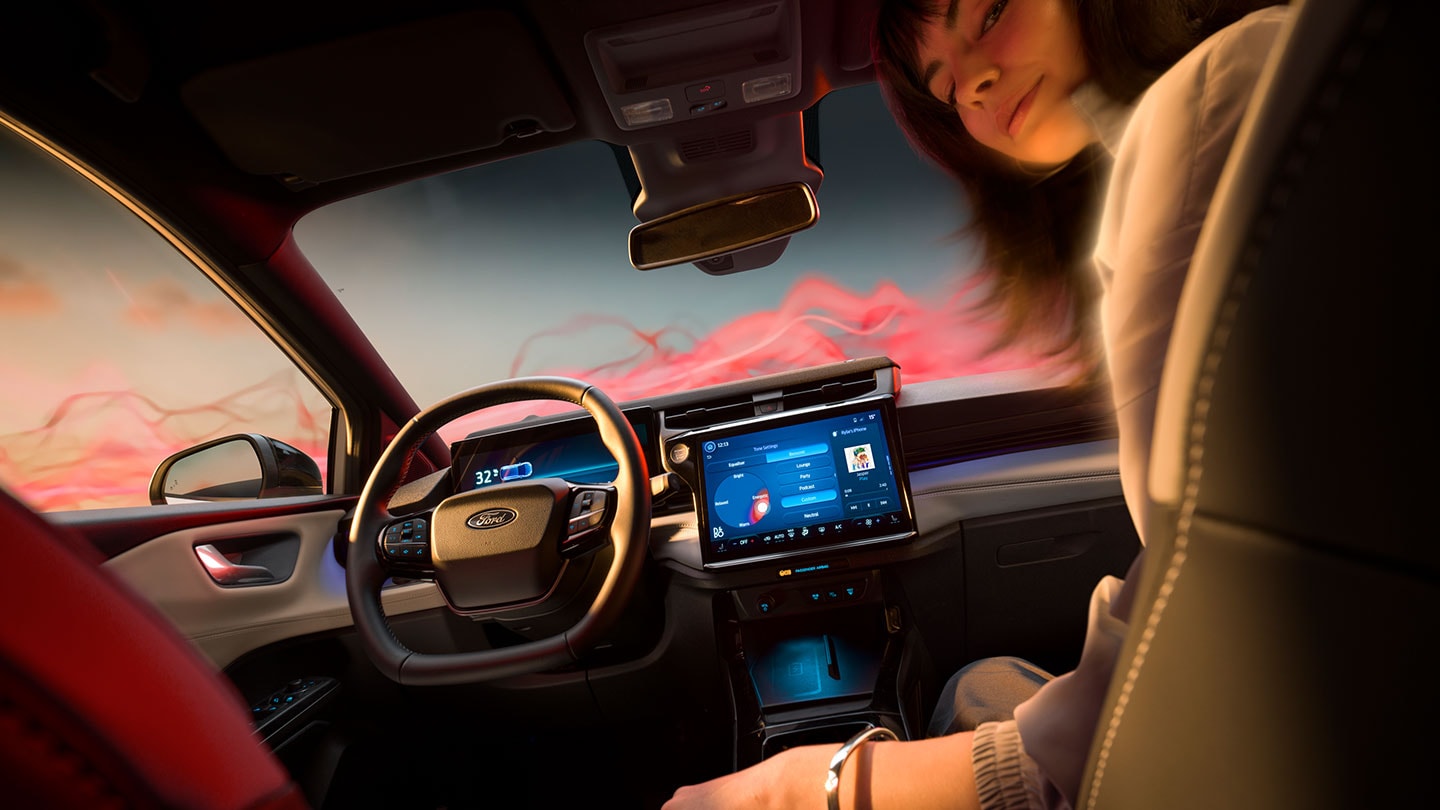 Interior do Ford Puma Gen-E Sound Edition com uma mulher sentada no banco do passageiro.