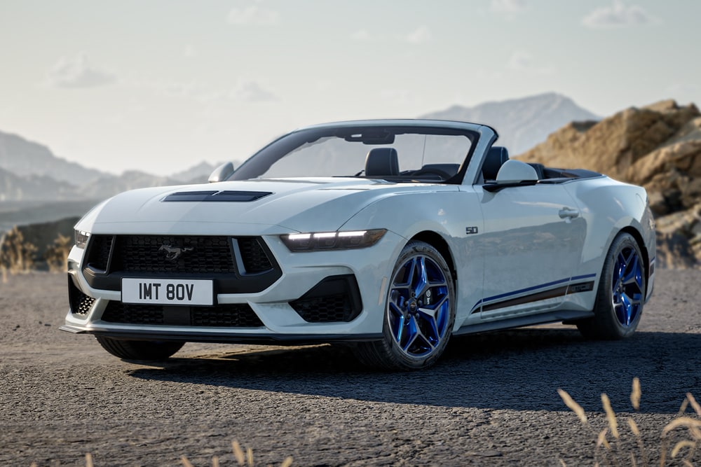 Um Ford Mustang GT Convertible California Special em pintura Oxford White estacionado numa estrada de montanha.
